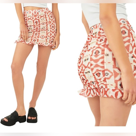 NEW FREE PEOPLE - Fully Lined Mesh Mini Skirt with Ruching and Boho pattern - Picture 1 of 11